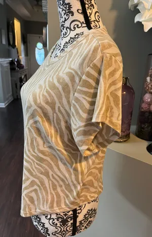 Tan & beige animal print size XL short sleeve top thumbnail 4