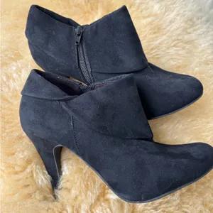 Rocket Dog Black Heeled Boots with Sleek Silhouette thumbnail 1