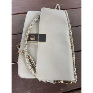 Beige Crossbody Shoulder Bag Gold Chain Strap Flap Clasp Faux Leather thumbnail 4