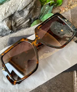Feisedy Retro Square Tortoiseshell Print Sunglasses thumbnail 2