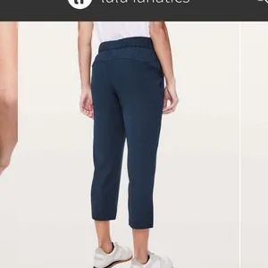 LULULEMON On The Fly Crop Woven 23" In True‎ Navy Size 10 thumbnail 2