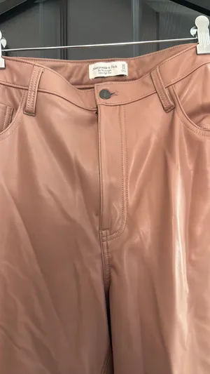 Abercrombie ultra High-Rise 90s Straight Vegan Leather Pants thumbnail 2