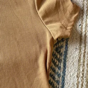 Tan mock neck tee Size L thumbnail 2