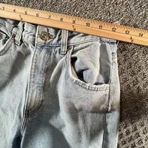 Zara High Rise Straight Leg Jeans Womens 6 Light Wash Distressed Raw‎ Hem thumbnail 5