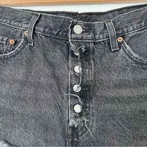 Levi’s Exposed Button Fly Distressed Denim Jean Shorts Rinsed Black Womens 31 thumbnail 2