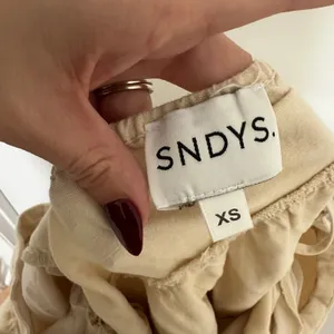 SNDYS x Revolve | Women's Beige Linen Blend Puff Sleeve Tier Babydoll Dress, XS thumbnail 6