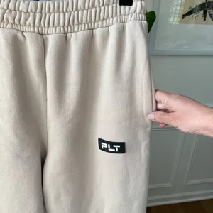 PLT PrettyLittleThing Beige Cream Badge Detail Straight Leg Fleece Sweatpants S thumbnail 3