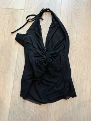 Pretty Little Thing Halter Tie-Front Crop Top thumbnail 4