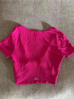 Alo ribbed knotty short sleeve Pilates top in magenta crush hot pink xs thumbnail 3
