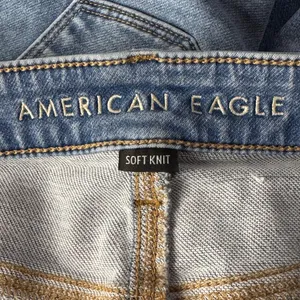 American Eagle SZ 4 LONG Hi-Rise Jegging Jeans Soft Knit Chewed Hems Whiskered thumbnail 8