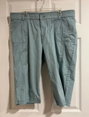 Lee Women's Relaxed Fit Cargo Capri 18 Pants thumbnail 1