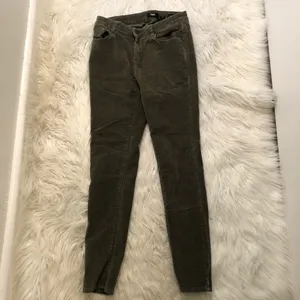 Kensie Jeans Women's Size 4/27 Knockout Skinny Pant Green Corduroy‎ Mid Rise thumbnail 2