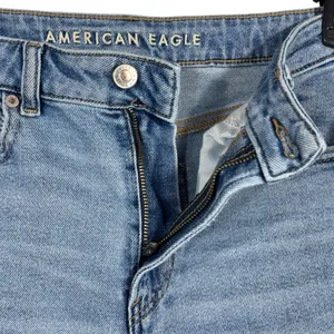 American Eagle SZ 8 SHORT Mom Jeans Distressed Zip-Fly Hi-Rise Zip-Fly Pockets thumbnail 3