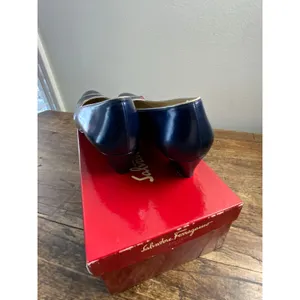 Salvatore Ferragamo‎ navy calfskin pumps low heel size 7AAAA thumbnail 6