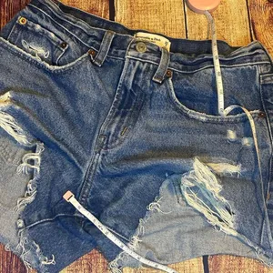 Abercrombie & Fitch Curve Love Jean Shorts Size 2/26 Boyfriend Short thumbnail 4