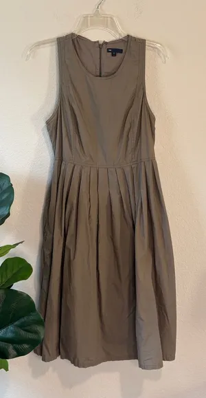Gap size 8 Sleeveless Pleated Midi Dress in Olive Taupe thumbnail 1