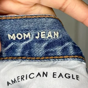 American‎ Eagle Mom High Waisted Distressed Med Light Wash Jeans size 4L thumbnail 5