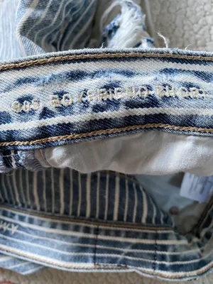 American Eagle 90’s Boyfriend Shorts thumbnail 4