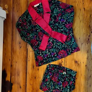 Small Vintage Victoria's Secret Gold Label Satin Pajama Set thumbnail 2