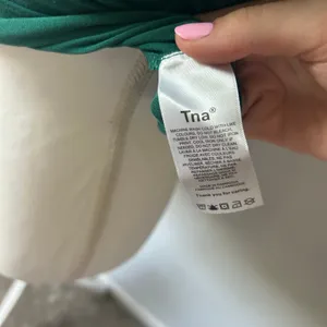 TNA by Aritzia Kelly Green Keyhole Fitted Cropped Top Size Medium thumbnail 9