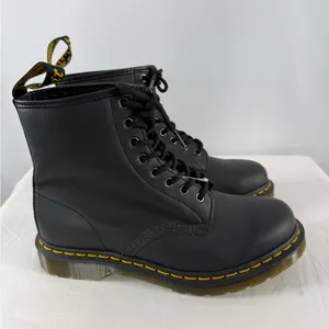 NEW Dr. Martens Smooth Leather Lace Up Boots in Black Size Woman's‎ 10 Mens 9 thumbnail 3