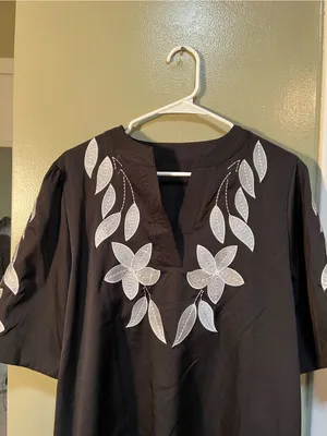 Women’s Size Medium Floral Embroidery Rocking V-Neck Puff Sleeve Blouse Black thumbnail 3