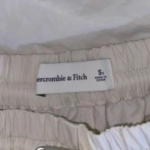 Abercrombie & Fitch Ivory Ruched Straight Leg Drawstring Windbreaker Pants Sz S thumbnail 5