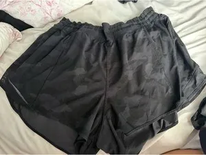 Lululemon 2.5" Hotty Hot Shorts High-Rise black camo thumbnail 1