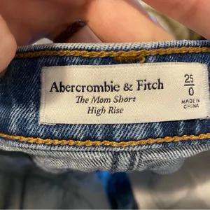 Abercrombie and Fitch The Mom High Rise Shorts size 0 thumbnail 4