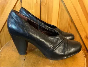INDIGO By Clarks Women Black Leather Heels Size 9M thumbnail 1