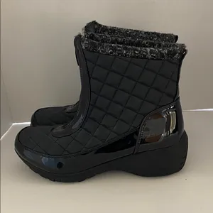 Meghan LA Khombu Black Quilted winter boots size 8m thumbnail 3
