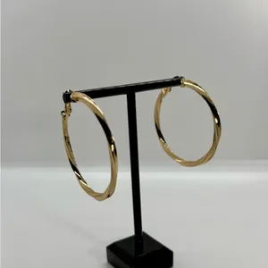 Daisy‎ Fuentes Elegant Large Solid Gold Tone Hoop Earrings NWT thumbnail 4