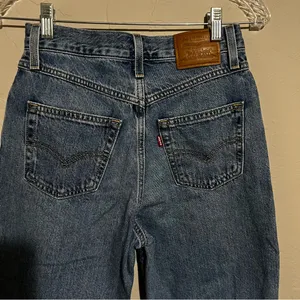 Levi’s Premium‎ 80’s Mom Jean High Rise Denim Jeans thumbnail 9