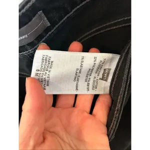 Levi’s black skinny mid rise pants size 6M stylish black jeans thumbnail 3