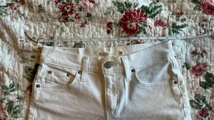 Levi’s White Mid-Length Shorts thumbnail 3