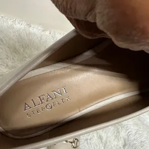 Alfani Women's Cream Loafers with Gold Chain Brand New no box thumbnail 6