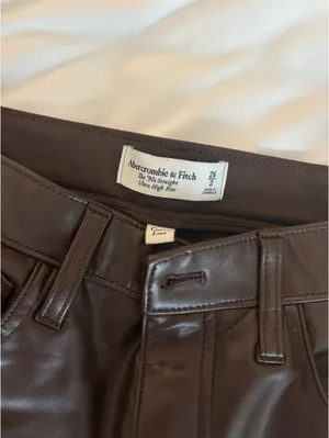 Abercrombie 90s Leather Pants Straight Ultra High-Rise thumbnail 2