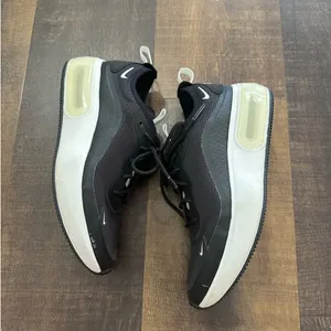 Nike Air Max Motion 2 Sneakers Black White Women’s Size 7 Running Shoes thumbnail 3