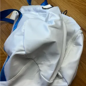 NWT Halara Weekender White & Blue Zipper Gym Duffle Bag with Shoulder Straps thumbnail 8