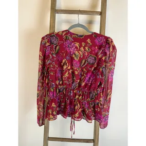 WAYF Cropped Long Sleeve Red Floral Tie Front Open Elastic Waist Blouse Size L thumbnail 3