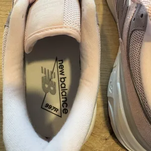 New Balance 977R Unisex Pink‎ Suede RETRO Sneakers NWOB thumbnail 7