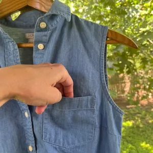 J.Crew Factory Women's Blue Denim Chambray Sleeveless Top Size 2 thumbnail 3