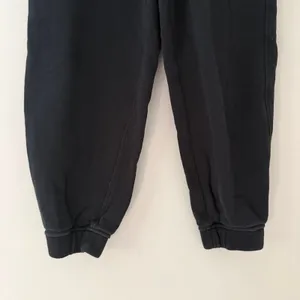 Lululemon Scuba High-Rise Jogger Pant Black Fleece Pockets Women Size 4 thumbnail 2