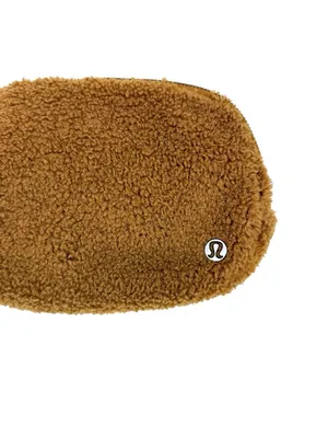 Lululemon Everywhere Belt Bag‎ 1L Fleece Burnt Caramel Sherpa thumbnail 2