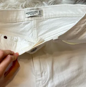 Abercrombie High-Rise 90s Relaxed Jeans White thumbnail 3