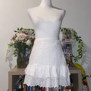 Zara 90s vintage girly whimsical white lace tiered eyelet mini skirt w/ ruffles thumbnail 2