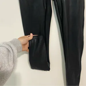 Spanx Black Shiny Faux Leather Leggings size Large thumbnail 5