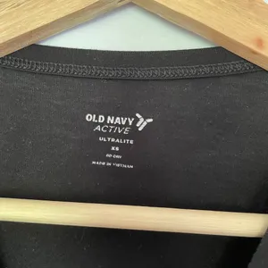 Old Navy Active ultralite black short sleeved t-shirt athleisure side slits‎ XS thumbnail 3