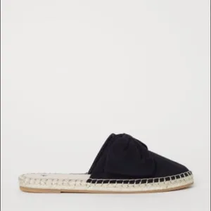 ✨HP✨H&M Black Mules with Bow✨ thumbnail 3