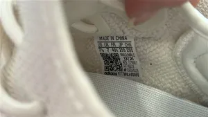 Yeezy 350 V2 thumbnail 6